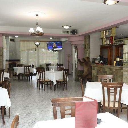 Hotel Villa Kabashi Korça Exteriör bild