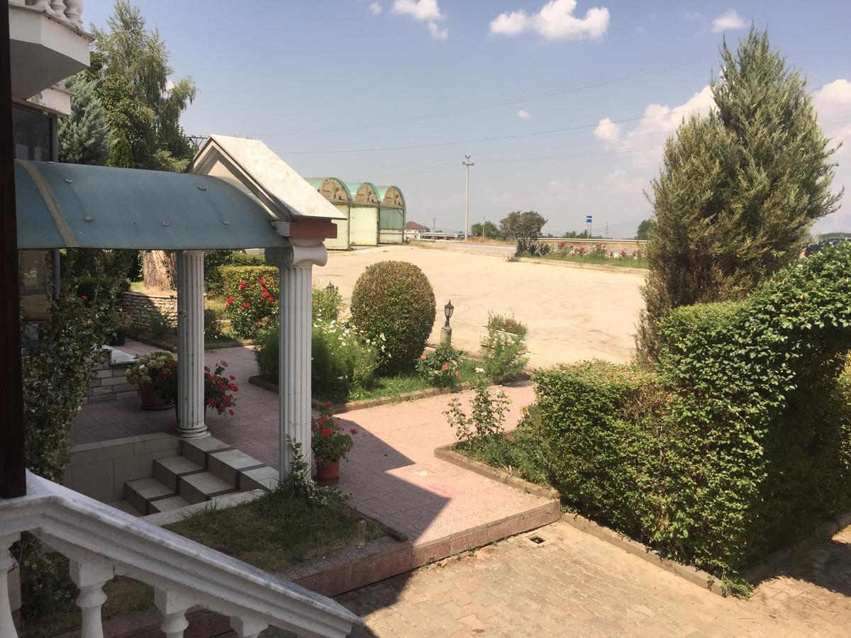 Hotel Villa Kabashi Korça Exteriör bild