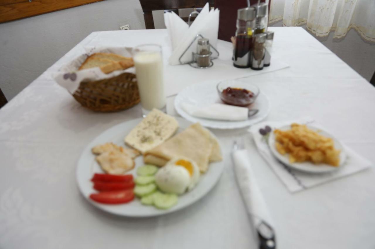 Hotel Villa Kabashi Korça Exteriör bild