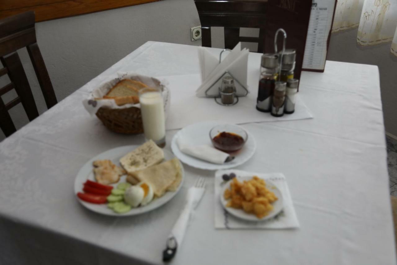 Hotel Villa Kabashi Korça Exteriör bild