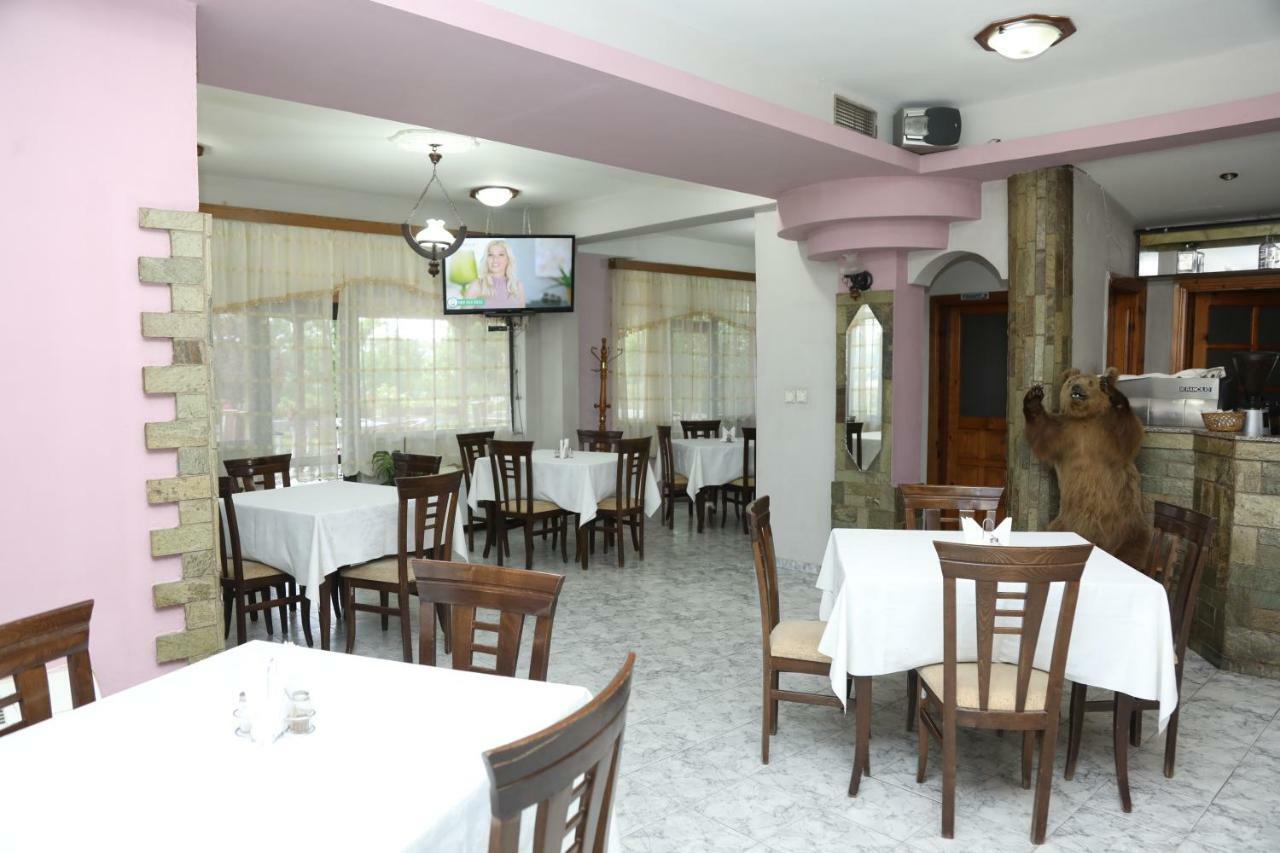 Hotel Villa Kabashi Korça Exteriör bild