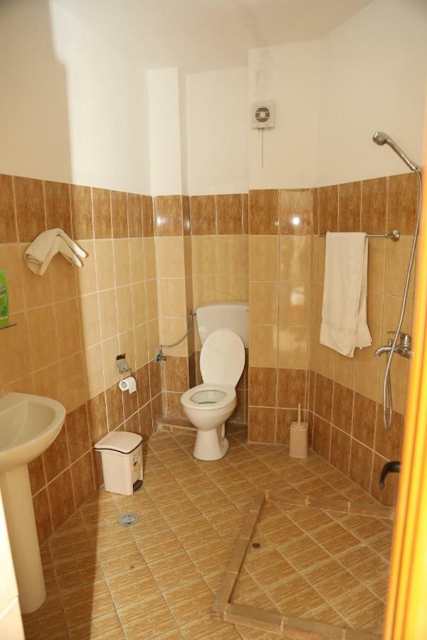 Hotel Villa Kabashi Korça Exteriör bild